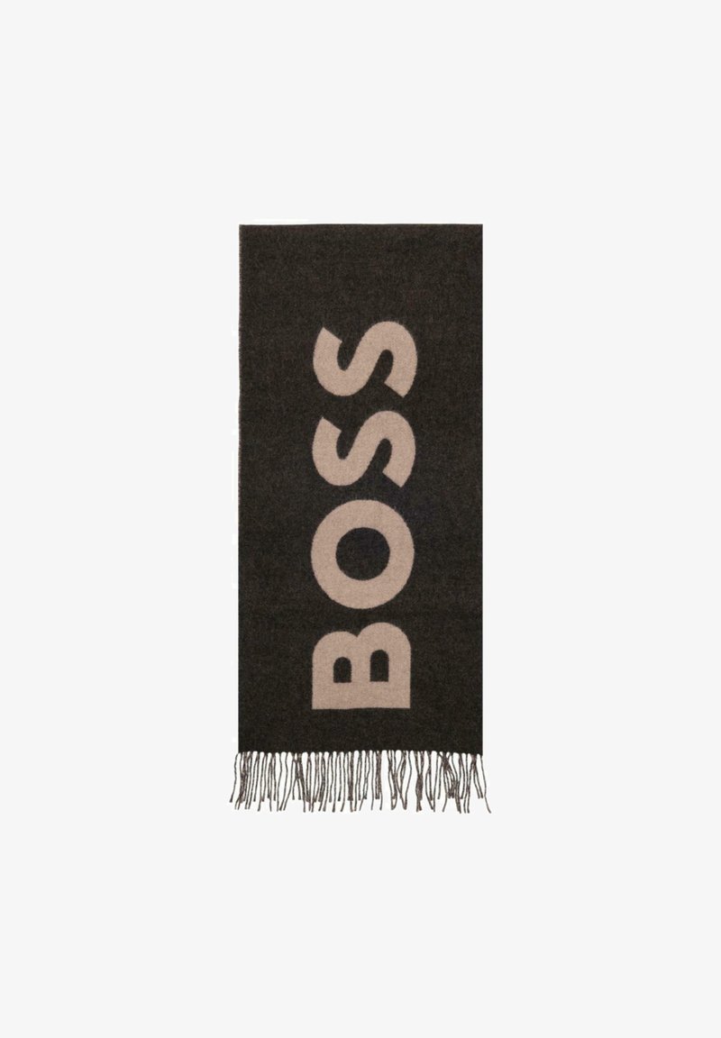 Écharpe gris foncé avec de grandes lettres beiges "BOSS". Le matériau a une texture douce, avec des franges aux deux extrémités. Forme rectangulaire.
