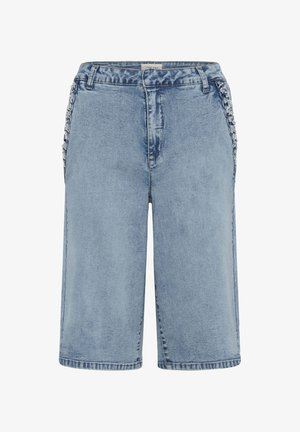 Jasnoniebieskie bermudy z denimu z warkoczowymi i perłowymi zdobieniami wzdłuż bocznych szwów, z przodem na guziki i szlufkami na pasek.