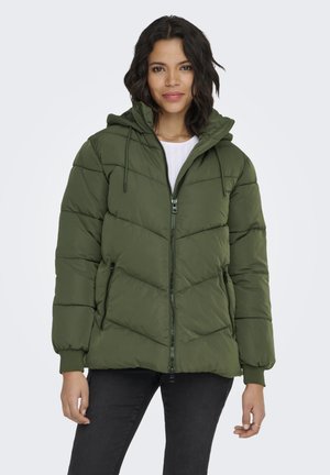 Kurtka puchowa w ciemnozielonym kolorze, z zamkiem błyskawicznym z przodu, regulowanym kapturem, przeszywanymi panelami i bocznymi kieszeniami. Materiał teksturowany o gładkim wykończeniu.