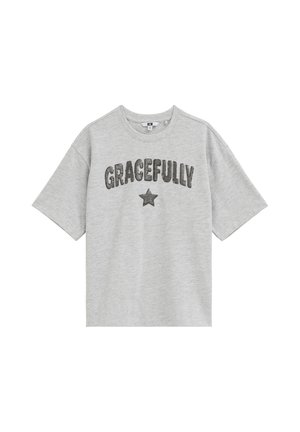 Lichtgrijs T-shirt met korte mouwen met het woord "GRACEFULLY" en een sterrenontwerp daaronder in zwarte stippen op de voorkant.