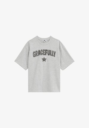 Lysegrå T-shirt med korte ærmer med ordet "GRACEFULLY" og et stjernedesign nedenunder i sorte prikker foran.