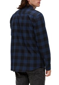 Gepersonaliseerd overhemd met donkerblauwe en zwarte vierkanten, lange mouwen en een knoopsluiting aan de voorkant. Gemaakt van zachte, geweven stof met een lichte glans.