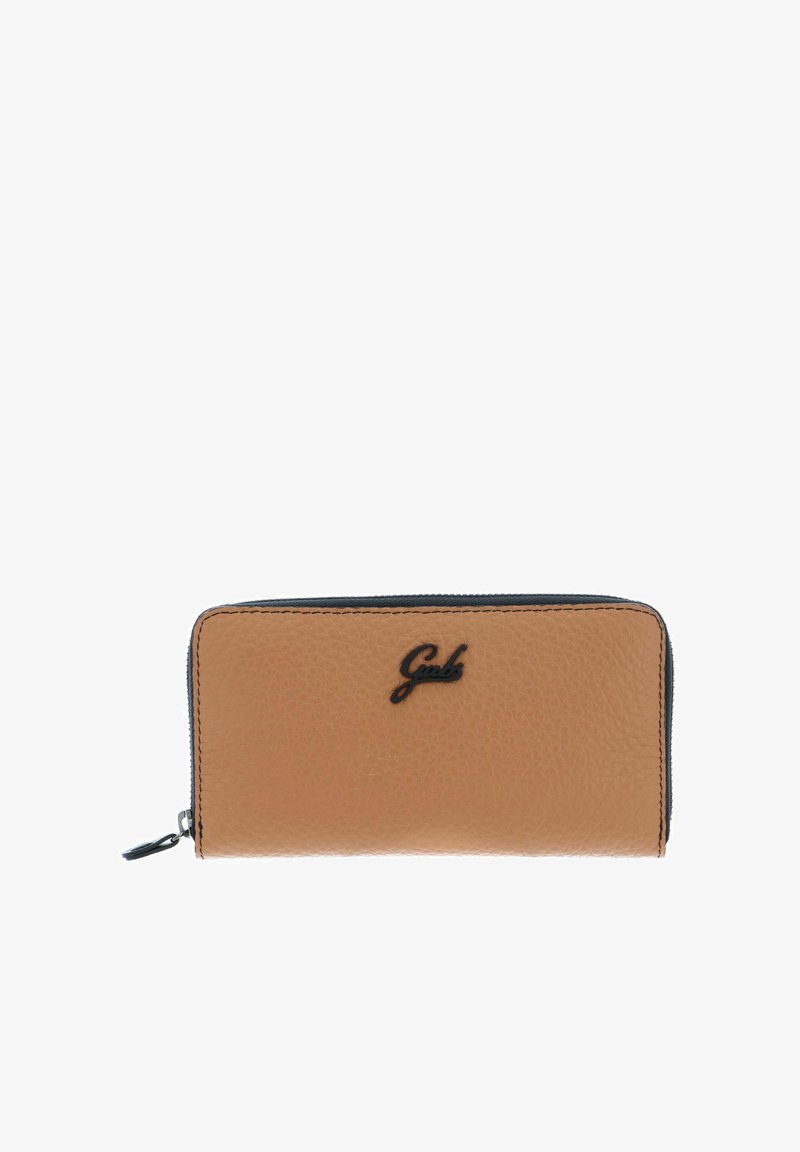 Portefeuille en cuir marron avec une surface texturée et une fermeture éclair noire. Dispose d'un logo noir sur le devant. Design compact et rectangulaire.