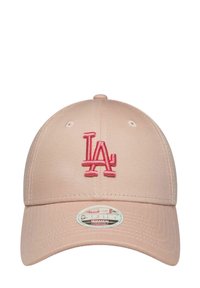 Rosa Baseballmütze mit gebogenem Schirm, auf der Vorderseite mit einem hervorgehobenen, roten gestickten "LA"-Logo versehen. Verstellbarer Riemen hinten.