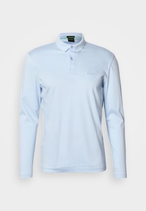 Polo de manga comprida azul claro feito de algodão, com gola clássica, pala com três botões e logótipo bordado. Textura suave.