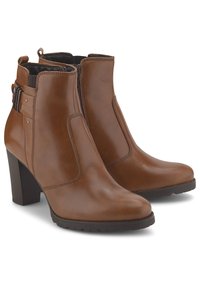 Hnědé kožené kotníkové boty s robustním podpatkem, bočním zipem, elastickými panely a dekoračním páskem s přezkou na vnější straně.