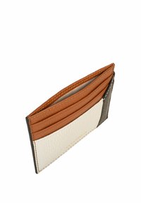 Portafoglio in pelle marrone, crema e grigio scuro con finitura texturizzata. Presenta più scomparti e cuciture a contrasto. Nessuna minuteria visibile.