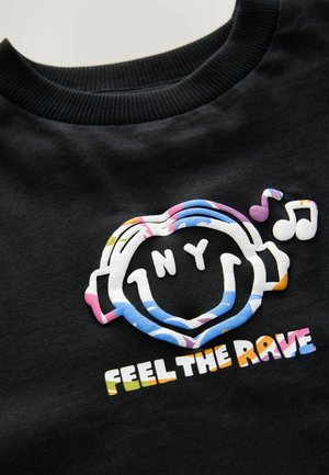 Schwarzer Baumwollpullover mit einem bunten grafischen Motiv eines Smiley-Gesichts mit Kopfhörern und dem Text "FEEL THE RAVE" in lebhaften, fetten Buchstaben.