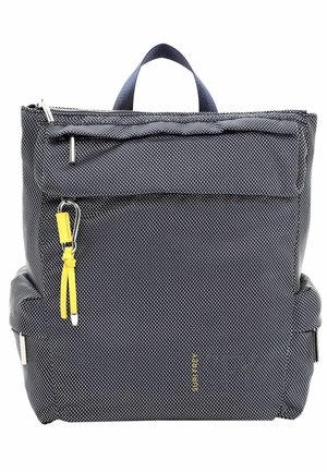 Mochila texturizada gris oscuro con bolsillo frontal con cremallera, tirador de cremallera amarillo, asa superior y nombre de la marca sutilmente visible cerca del centro inferior.