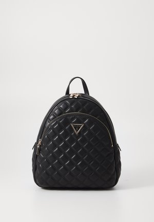 Schwarzer gesteppter Rucksack aus synthetischem Leder mit goldfarbener Hardware, doppelten Reißverschlüssen und einem Logo-Plakette auf der Vorderseite.