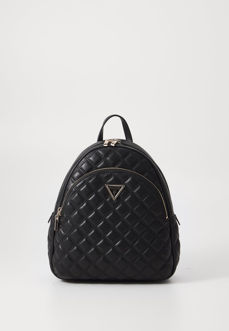 Schwarzer gesteppter Rucksack aus synthetischem Leder mit goldfarbener Hardware, doppelten Reißverschlüssen und einem Logo-Plakette auf der Vorderseite.