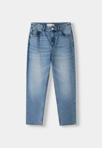 Jeans de mezclilla azul claro con un diseño de pierna recta. Cinco bolsillos, cierre frontal con botón y un patrón de desgaste mínimo en la tela.
