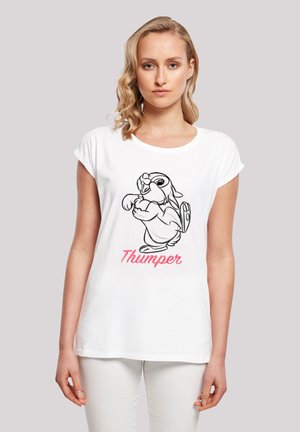 Hvit t-skjorte med en svart omriss av en kaninfigur med rosa tekst som sier "Thumper" under. Korte ermer, avslappet passform.