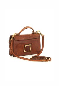 Borsa a mano in pelle marrone con un design strutturato, hardware color oro, dettaglio borchiato sulla parte anteriore e tracolla removibile.