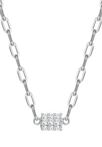 Collier en chaîne argentée avec des maillons allongés et un pendentif rectangulaire orné d'une grille de strass transparents.