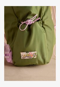 Kijelölve, khaki green