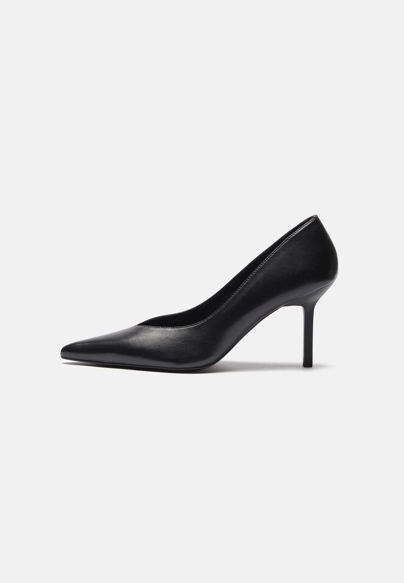 Czarne skórzane czółenka na wysokim obcasie z wąskim noskiem i smukłym obcasem typu stiletto, charakteryzujące się gładką fakturą i minimalistycznym wzornictwem.