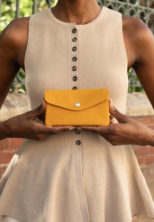 Gusti Leder, SMALL ACCESSORIES ANELA - Wallet - dunkelgelb
