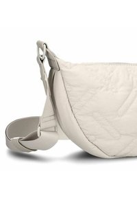 Borsa a tracolla grigio chiaro trapuntata con forma curva, tracolla regolabile e finitura testurizzata. Presenta una chiusura con cerniera liscia.