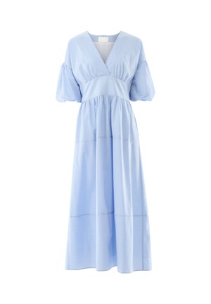 Hellblaues Midikleid mit weißen dünnen Streifen, V-Ausschnitt, bauschigen, ellbogelangen Ärmeln, tailliert und mit gerafftem Rock.