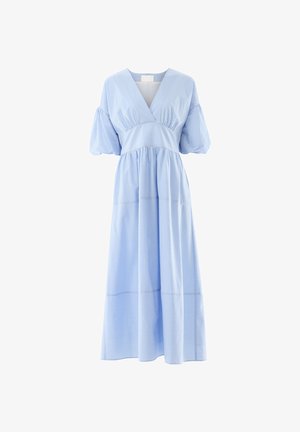 Hellblaues Midikleid mit weißen dünnen Streifen, V-Ausschnitt, bauschigen, ellbogelangen Ärmeln, tailliert und mit gerafftem Rock.