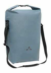 Waterdichte roll-top rugzak in lichtblauw, rechthoekige vorm, textielmateriaal, zwarte verstelbare schouderband en logoaccent aan de voorkant.