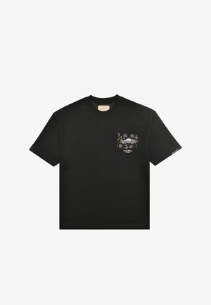 Zwart T-shirt met korte mouwen en een kleine bloem- en autografiek op de linkerborst, met de tekst "Pas De Monaco" eronder.