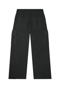 Pantalones cargo negros con un ajuste relajado, que cuentan con múltiples bolsillos, una cinturilla plana y una tela suave y ligeramente texturizada.