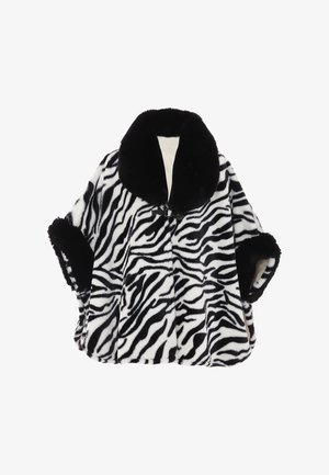 Cappotto in pelliccia sintetica con stampa zebra, colletto e polsini neri, caratterizzato da una consistenza morbida e un design ampio e fluente.