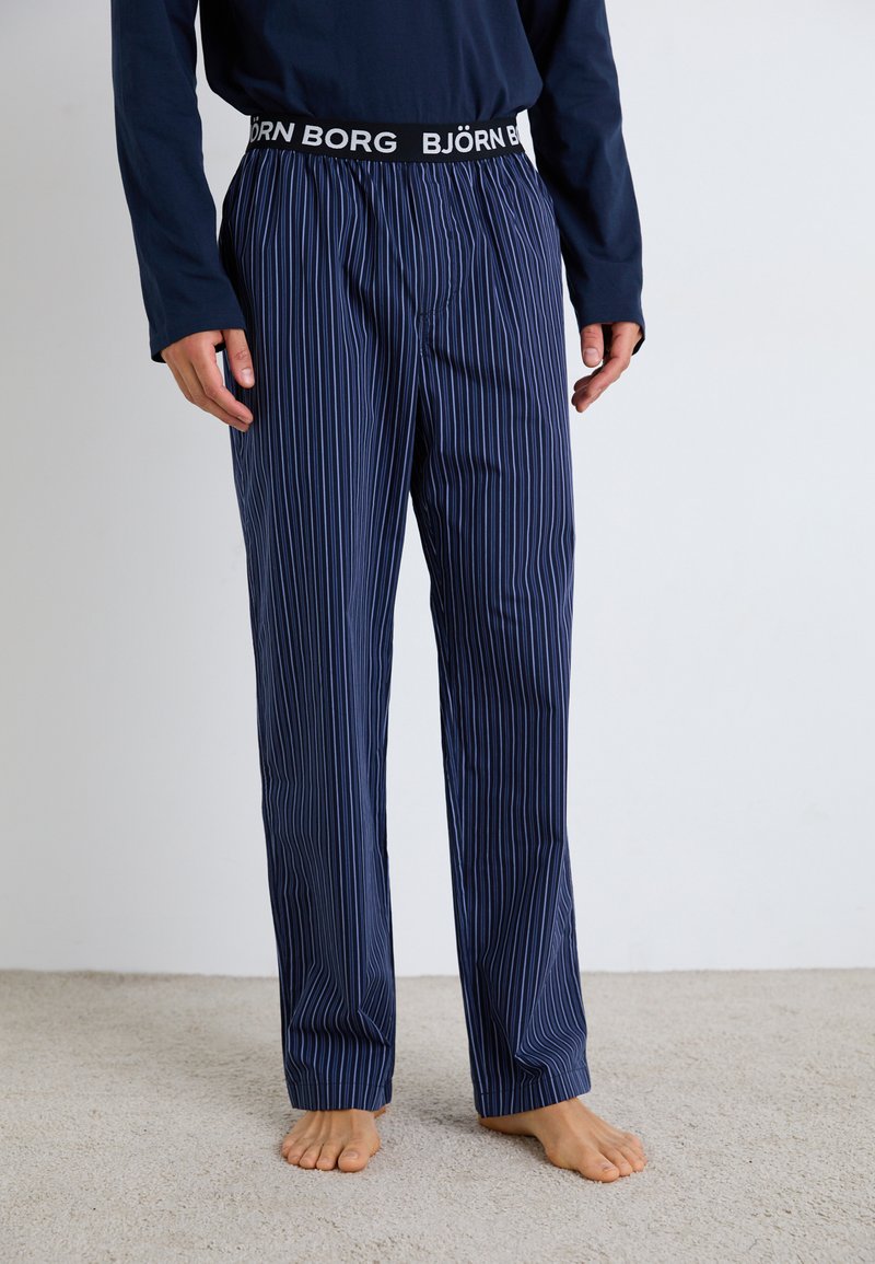 Marine gestreepte pyjamabroek met een elastische zwarte tailleband met het "BJÖRN BORG" logo. Gemaakt van zachte stof, met een rechte pasvorm.