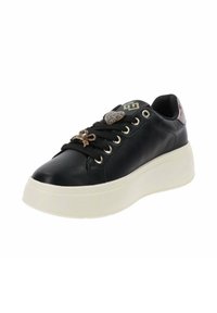 Baskets en cuir noir avec un bout rond, semelle plateforme blanche, œillets dorés, et des accents décoratifs comprenant un cœur et un nœud.