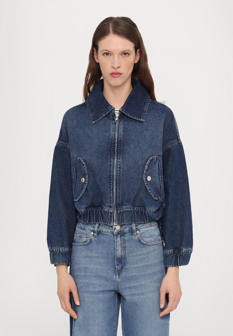 Denim ražas īsā jakas ar apkakli, rāvējslēdzēju un elastīgu vidukli; ar lielām priekšējām kabatām un garām piedurknēm; tumšā mazgā.