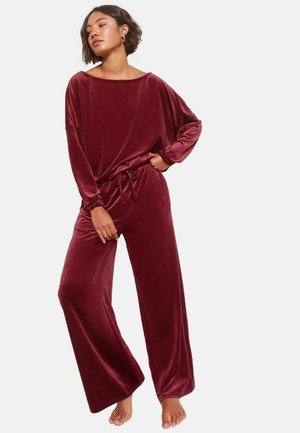 Burgundy velour -nauha-asusetti, jossa on leveä kaula-aukko, pitkät hihat ja naruvedettävä vyötärö; sisältää väljät, suorat lahkeet.