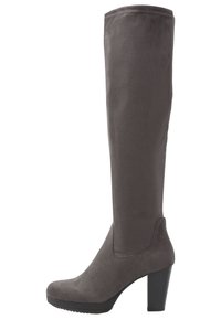 Botas altas de ante gris, con punta redonda, tacón alto y grueso, y una textura suave. Cuentan con un diseño ajustado y acentos mínimos.
