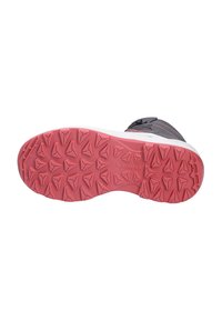 Suola della scarpa con un design robusto che presenta un motivo di trazione rosa e una intersuola bianca. La parte superiore è realizzata in tessuto grigio con dettagli rossi.