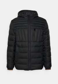 Czarna pikowana kurtka z suwakiem z przodu, kapturem i elastycznymi mankietami. Posiada poziomą pikowaną teksturę, kieszeń na piersi oraz pomarańczowe akcenty.