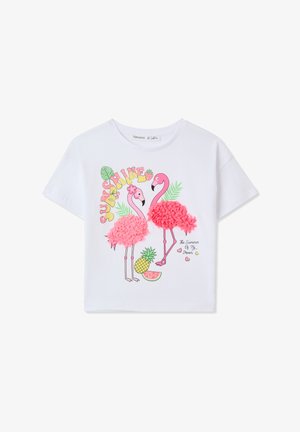T-shirt bianco in cotone con due fenicotteri rosa con dettagli in pompon, circondati da frutti tropicali e la parola "SUNSHINE" in un testo colorato.