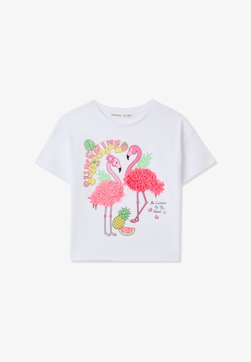 T-shirt bianco in cotone con due fenicotteri rosa con dettagli in pompon, circondati da frutti tropicali e la parola "SUNSHINE" in un testo colorato.