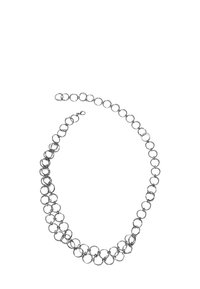 Srebrny naszyjnik łańcuszkowy z okrągłymi ogniwami o wzorze wplecionym, gładką fakturą i pewnym zapięciem.