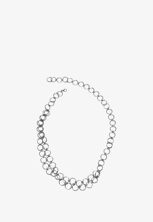 Stříbrný řetízek na krk s kruhovými články a vzorem do sebe zaklesnutí, hladkým povrchem a bezpečným zapínáním.