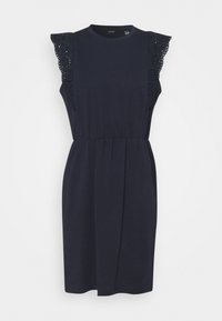 Laivaston sininen mekko lyhyillä hihoilla, jossa on hienovaraiset pitsikoristeet. Rypytetty vyötärö ja kellotettu helma; pehmeä, kevyt kangas.