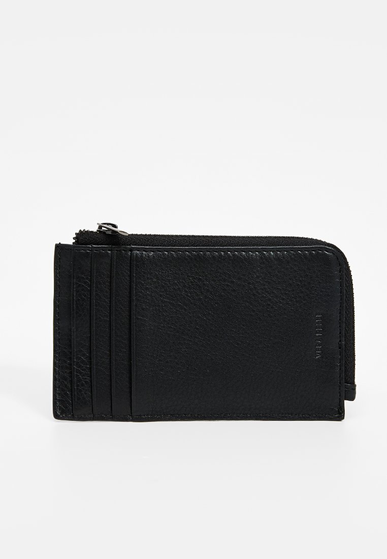 Billetera de cuero negro con superficie texturizada, que cuenta con cuatro ranuras para tarjetas y un compartimento con cremallera. Forma rectangular con un diseño minimalista.