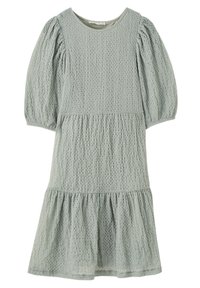 Vestido verde claro, texturizado, con mangas abullonadas, escote redondo y falda de volantes. Hecho de una tela tejida con un patrón sutil.