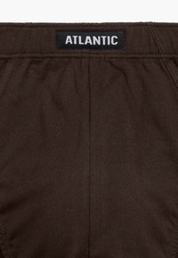 Brązowe bawełniane bokserki z rypsowym wzorem, z czarną metką z białym napisem "ATLANTIC" na pasku.