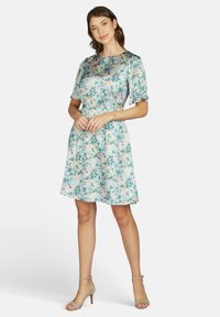 Blumendruckkleid mit kurzen Ärmeln, featuring einer hellgrünen Basis, pastellfarbenen Blumen und einem ausgestellten Rockdesign. Satin-Textur.