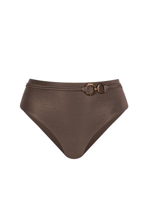Brązowy dół od bikini z wysokim stanem, wykonany z teksturowanej tkaniny, z ozdobnym podwójnym pierścieniem w talii na białym tle.