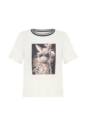 T-shirt bianca in cotone con maniche corte, caratterizzata da una stampa grafica di un coniglio con occhiali da sole, con dettaglio di scollatura a righe nere e bianche.