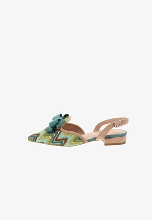 Chaussure à talon ouvert avec un bout pointu, en tissu à motif zigzag vert et marron, et un accent en nœud teal. Aspect avec un petit talon beige et une bride autour de la cheville.