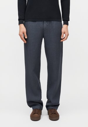 - Spodnie materiałowe