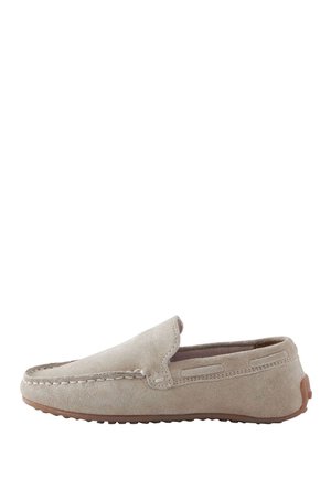Let beige ruskind slip-on mokkasin med syninger og gummisål, vist fra siden på hvid baggrund.